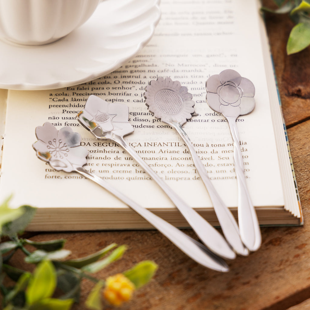 Kit com 4 colheres de chá - modelo flores