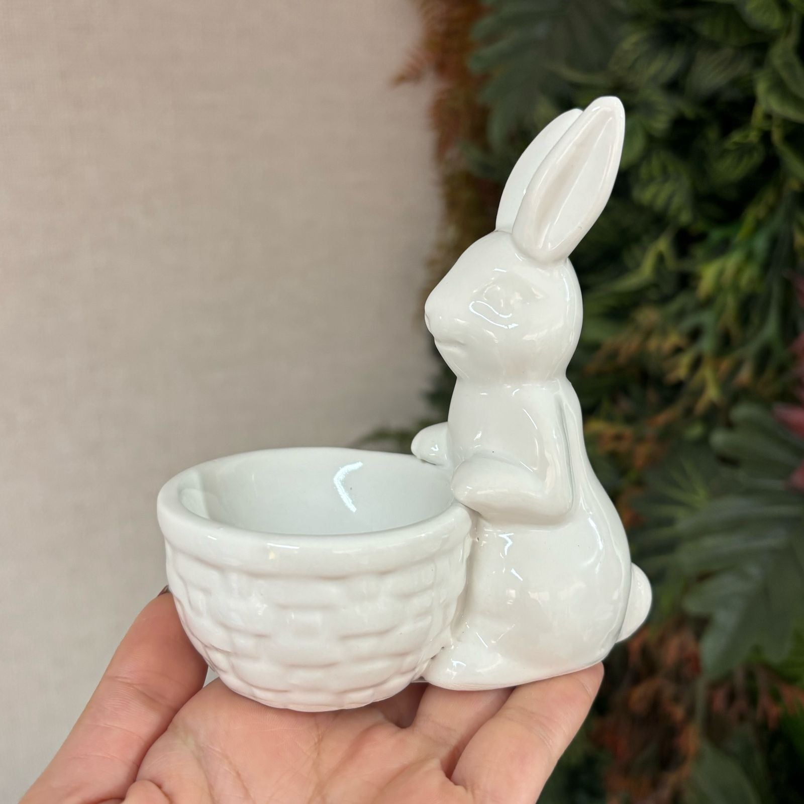 Coelho porcelana com cesto
