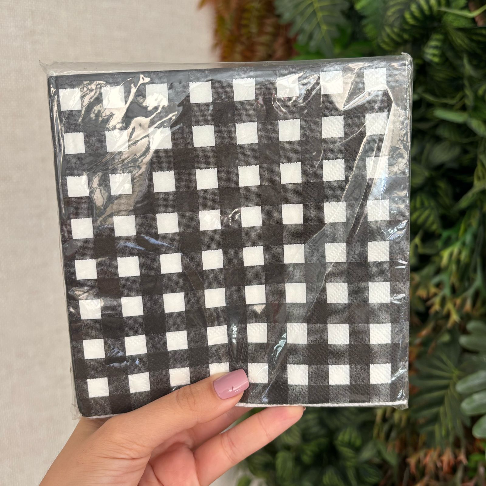 Guardanapo de papel xadrez preto e branco