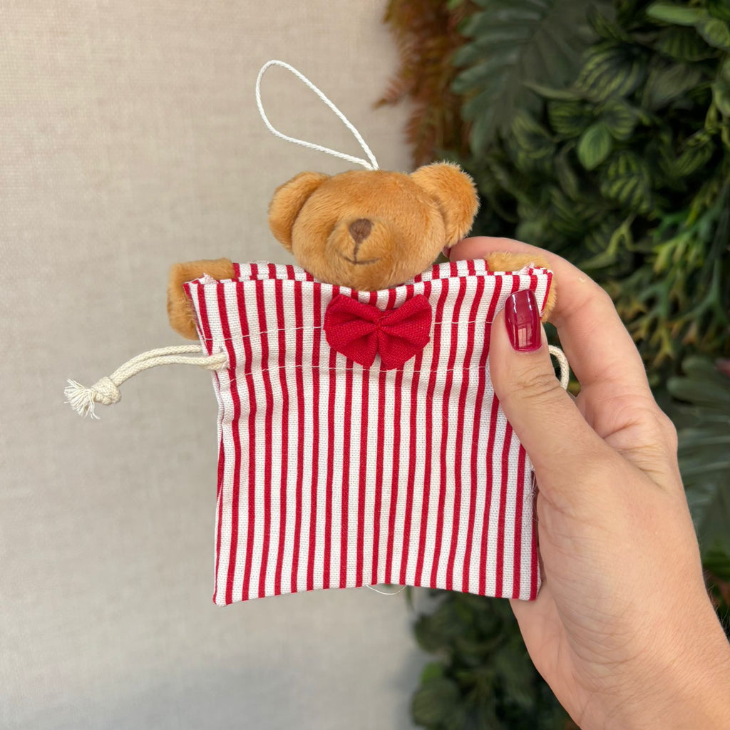 Mini saco de presente em tecido com urso pelúcia
