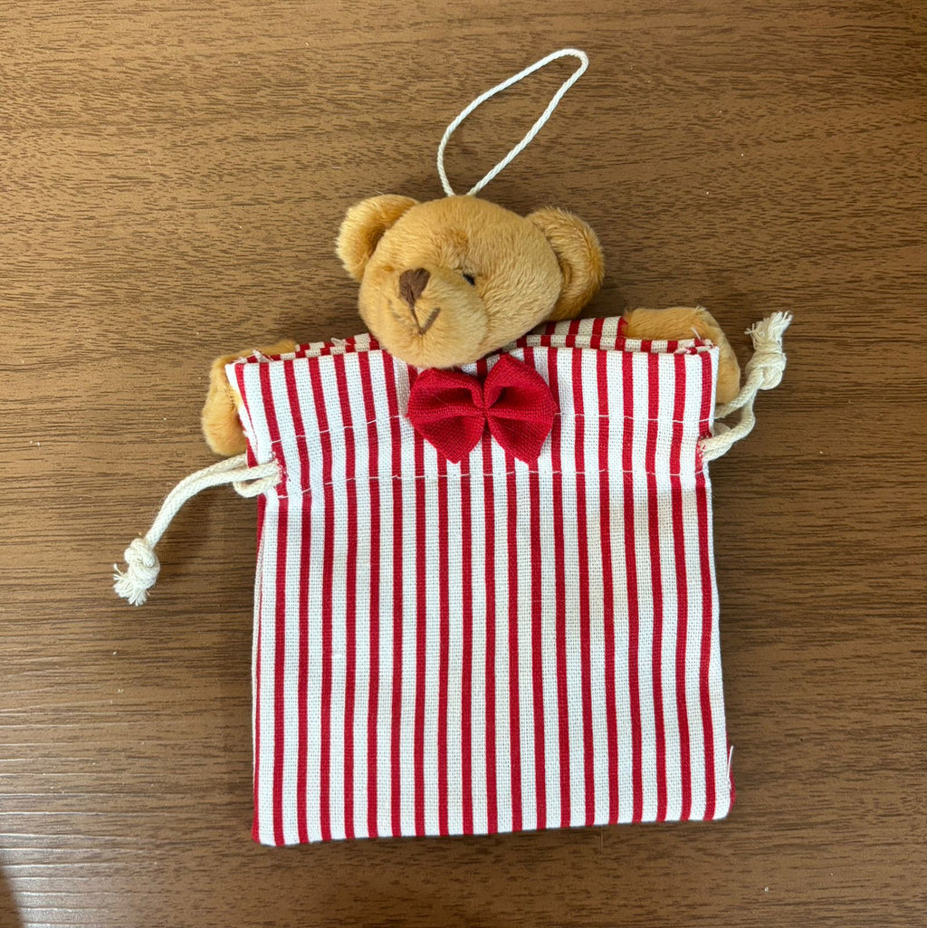 Mini saco de presente em tecido com urso pelúcia