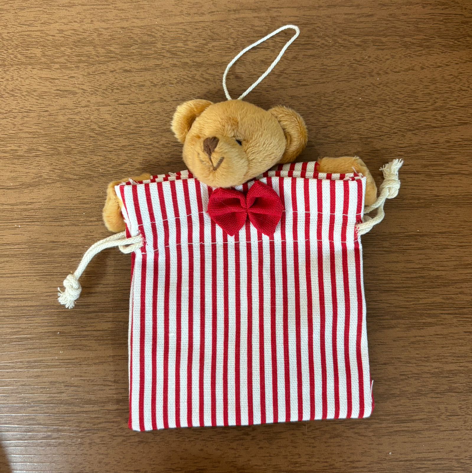Mini saco de presente em tecido com urso pelúcia