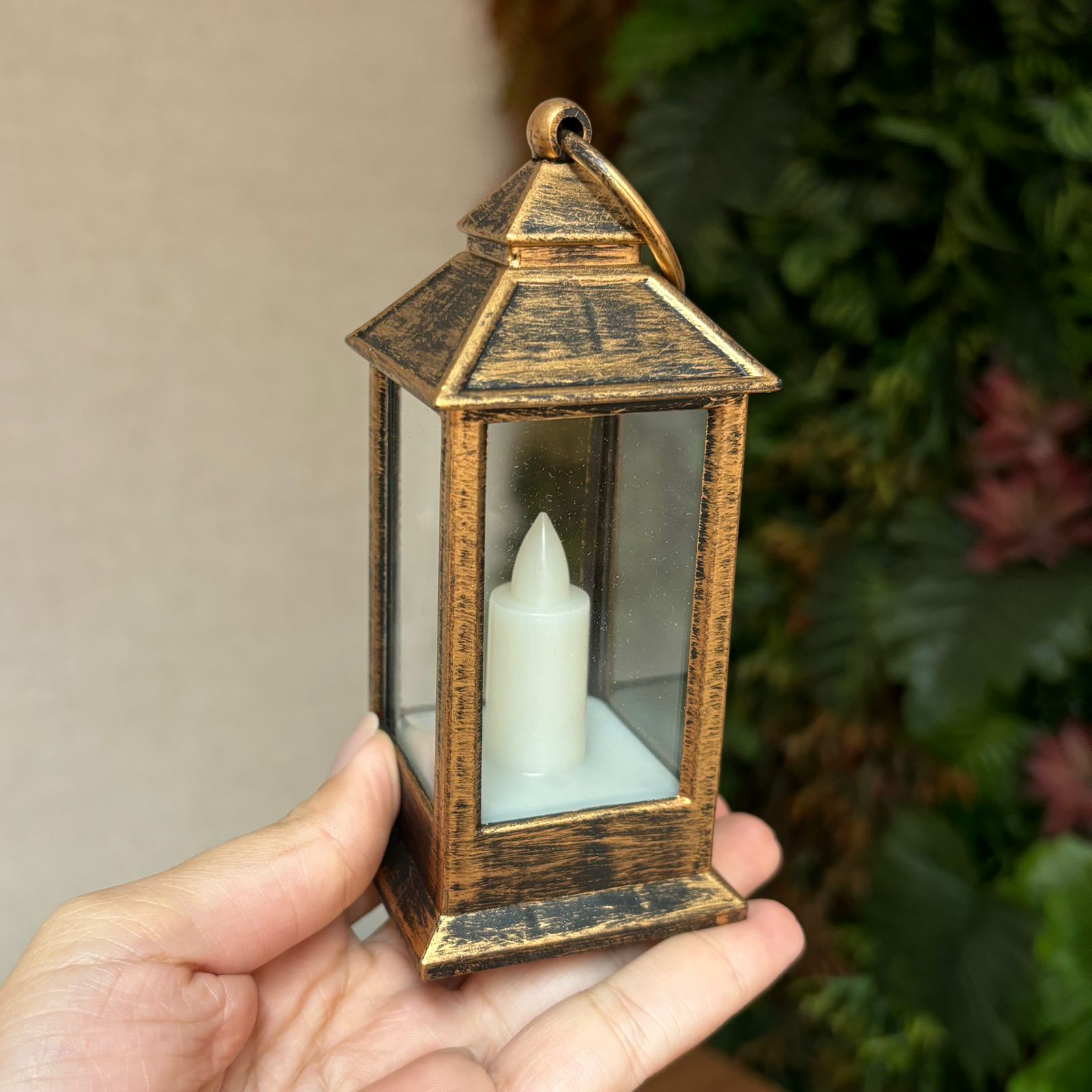 Luminária modelo Lanterna LED ouro velho