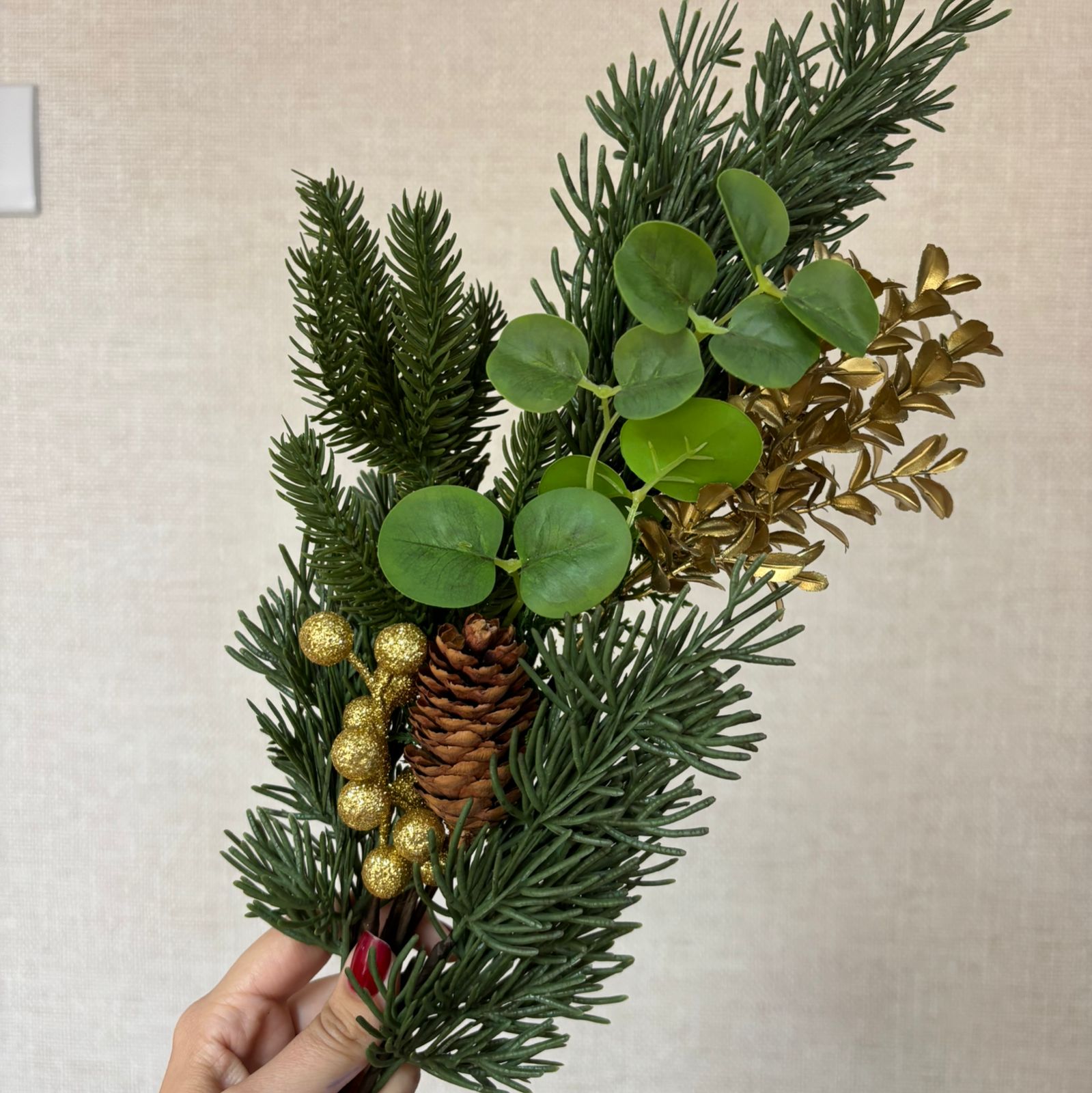 Galho decorativo de Natal com pinhas