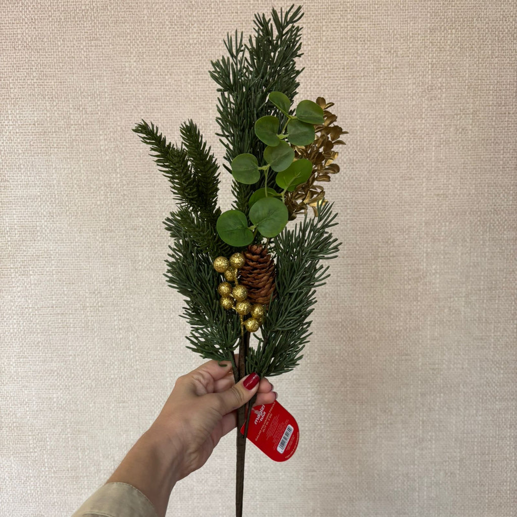 Galho decorativo de Natal com pinhas