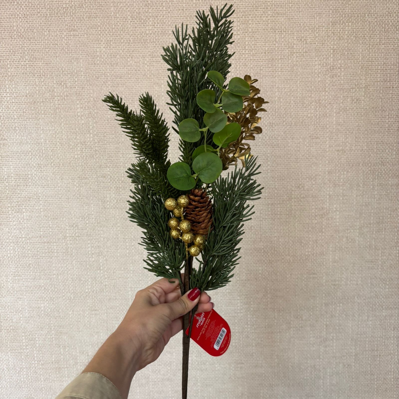 Galho decorativo de Natal com pinhas